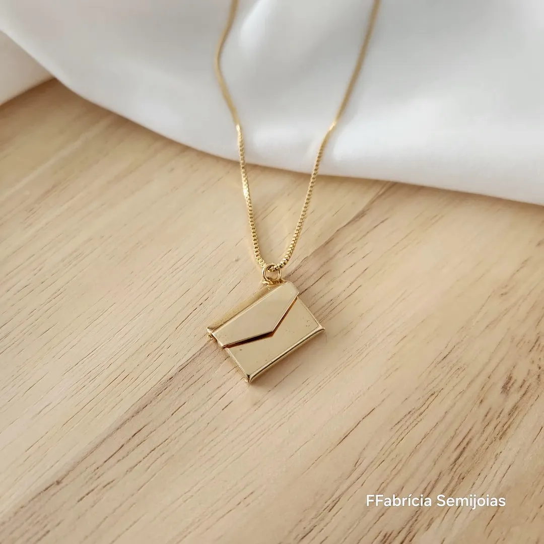 COLAR DOURADO ENVELOPE RELICÁRIO PINGENTE 