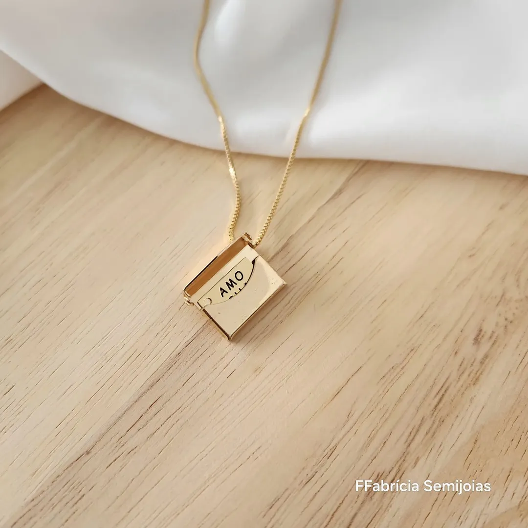 COLAR DOURADO ENVELOPE RELICÁRIO PINGENTE 
