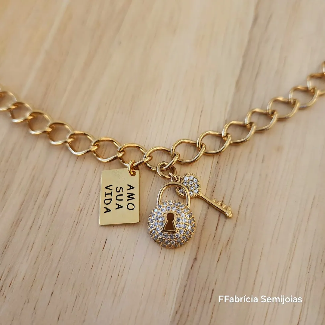 PULSEIRA DOURADA CADEADO E CHAVE CRAVEJADA EM MICROZIRCÔNIAS CRISTAL, AMO SUA VIDA