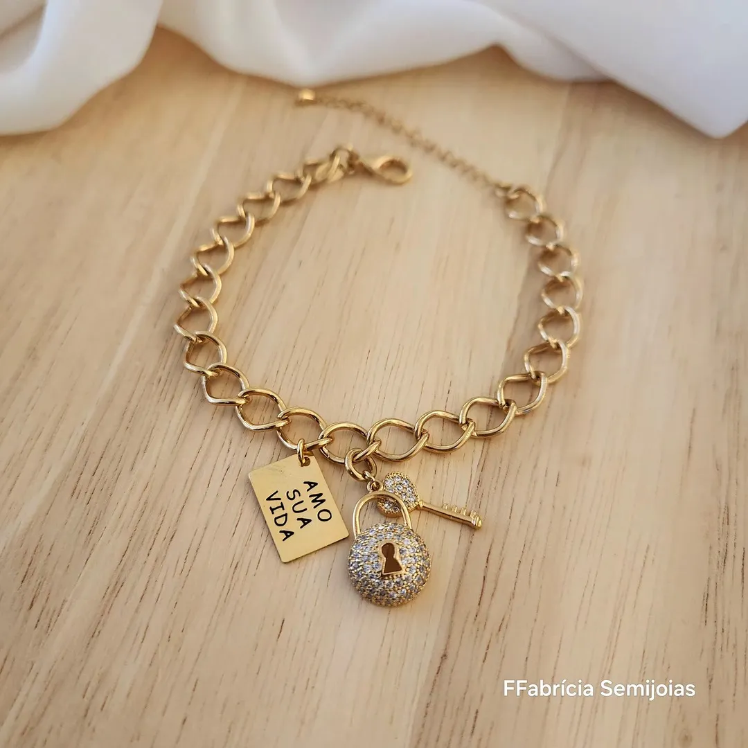 PULSEIRA DOURADA CADEADO E CHAVE CRAVEJADA EM MICROZIRCÔNIAS CRISTAL, AMO SUA VIDA