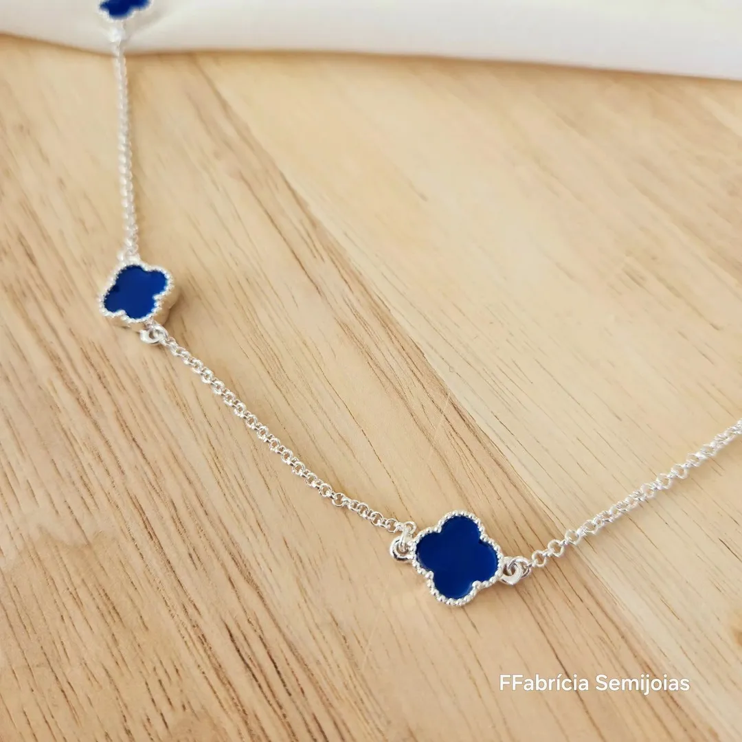 COLAR COM 9 PINGENTES TREVO DE QUATRO FOLHAS AZUL BANHO DE PRATA 70CM