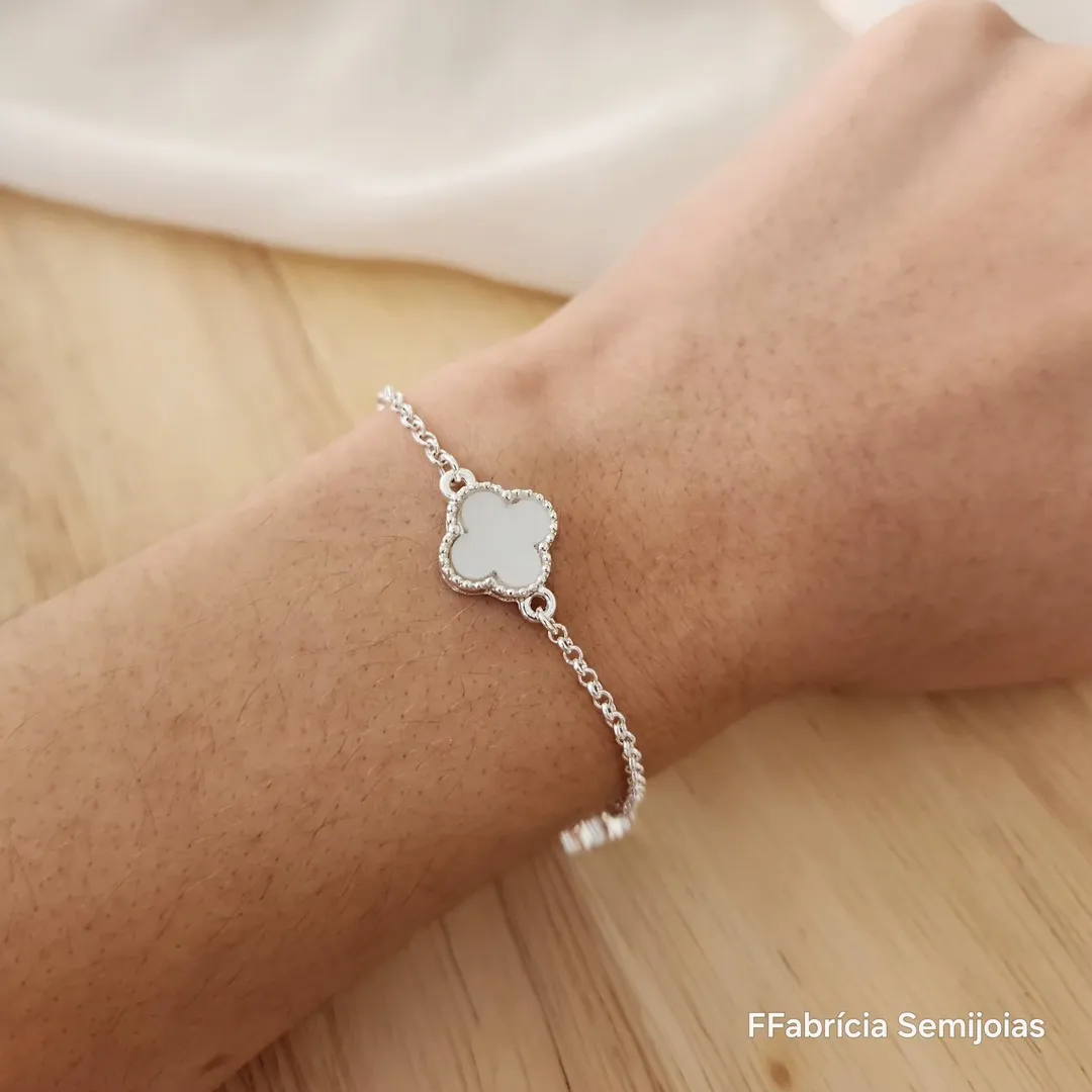 PULSEIRA COM 3 PINGENTES TREVO DE QUATRO FOLHAS PÉROLA RESINA INSPIRAÇÃO ALHAMBRA DE VAN CLEEF
