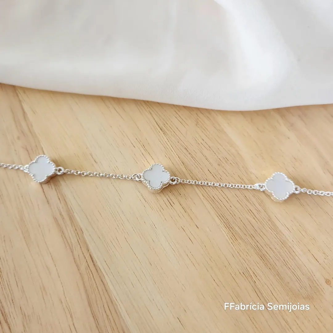 PULSEIRA COM 3 PINGENTES TREVO DE QUATRO FOLHAS PÉROLA RESINA INSPIRAÇÃO ALHAMBRA DE VAN CLEEF