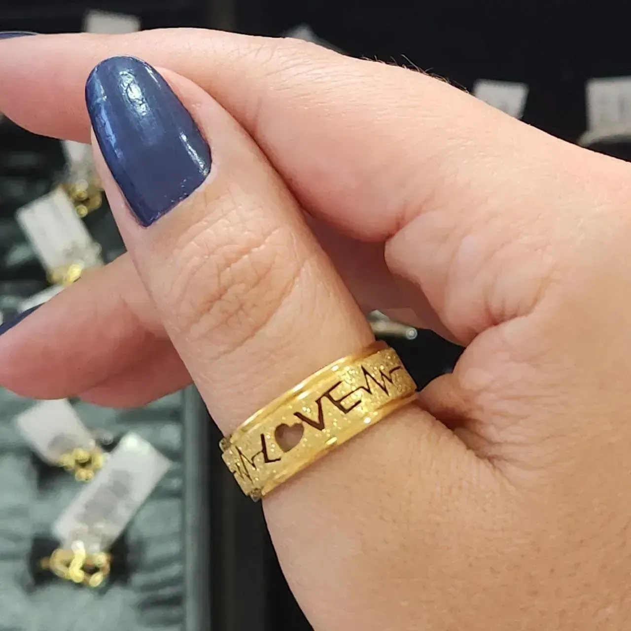 ANEL AÇO DOURADO LOVE VAZADO BATIMENTOS DO CORAÇÃO