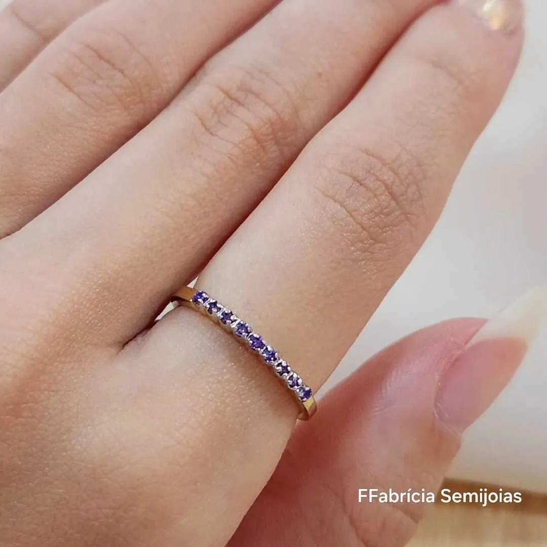 ANEL DOURADO MEIA ALIANÇA ZIRCÔNIAS LILÁS