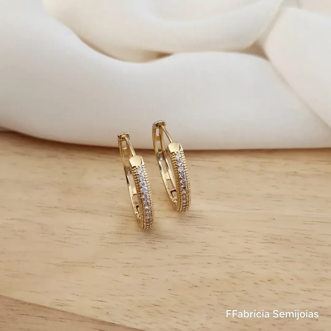 ARGOLA DOURADA CRAVEJADA COM MICROZIRCÔNIAS CRISTAL 2,5CM