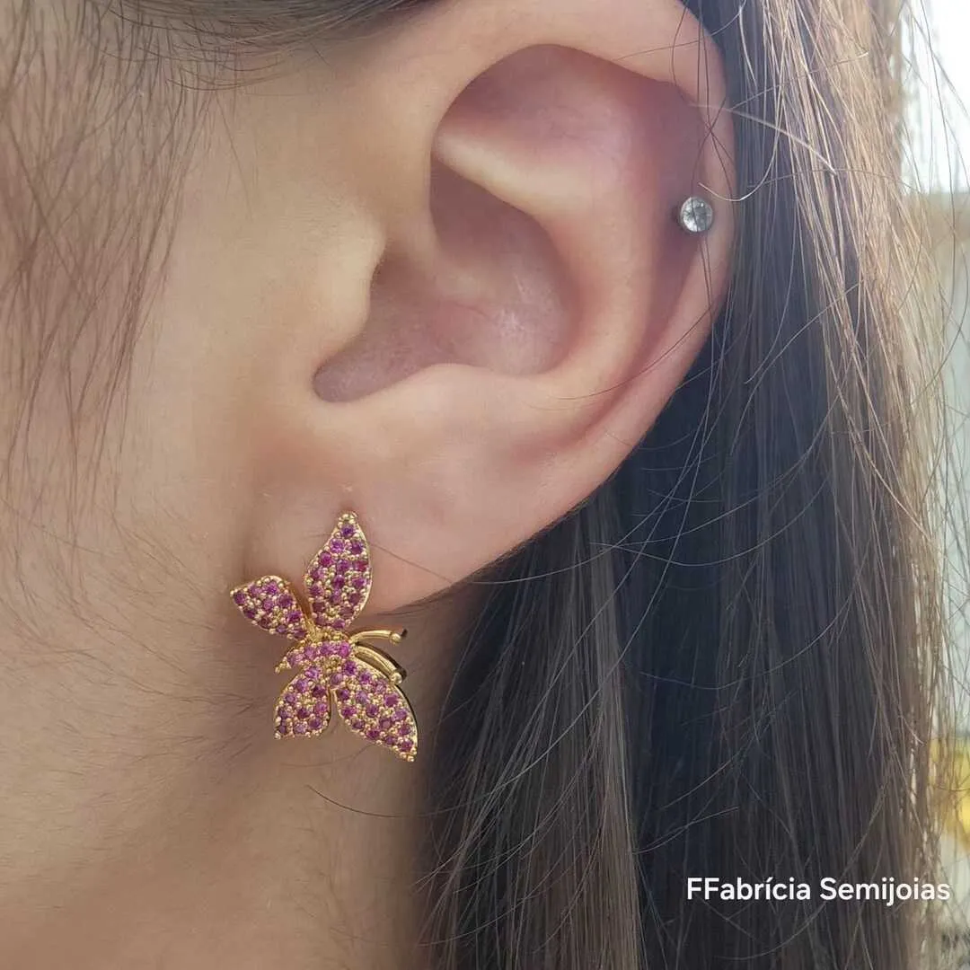 BRINCO DOURADO BORBOLETA CRAVEJADO EM MICROZIRCÔNIAS RUBELITA