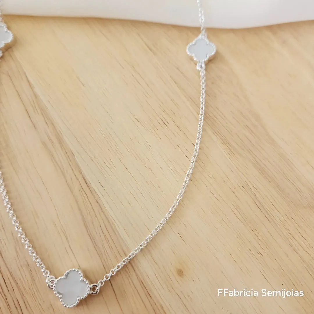 COLAR COM 3 PINGENTES TREVO DE QUATRO FOLHAS PÉROLA BANHO DE PRATA