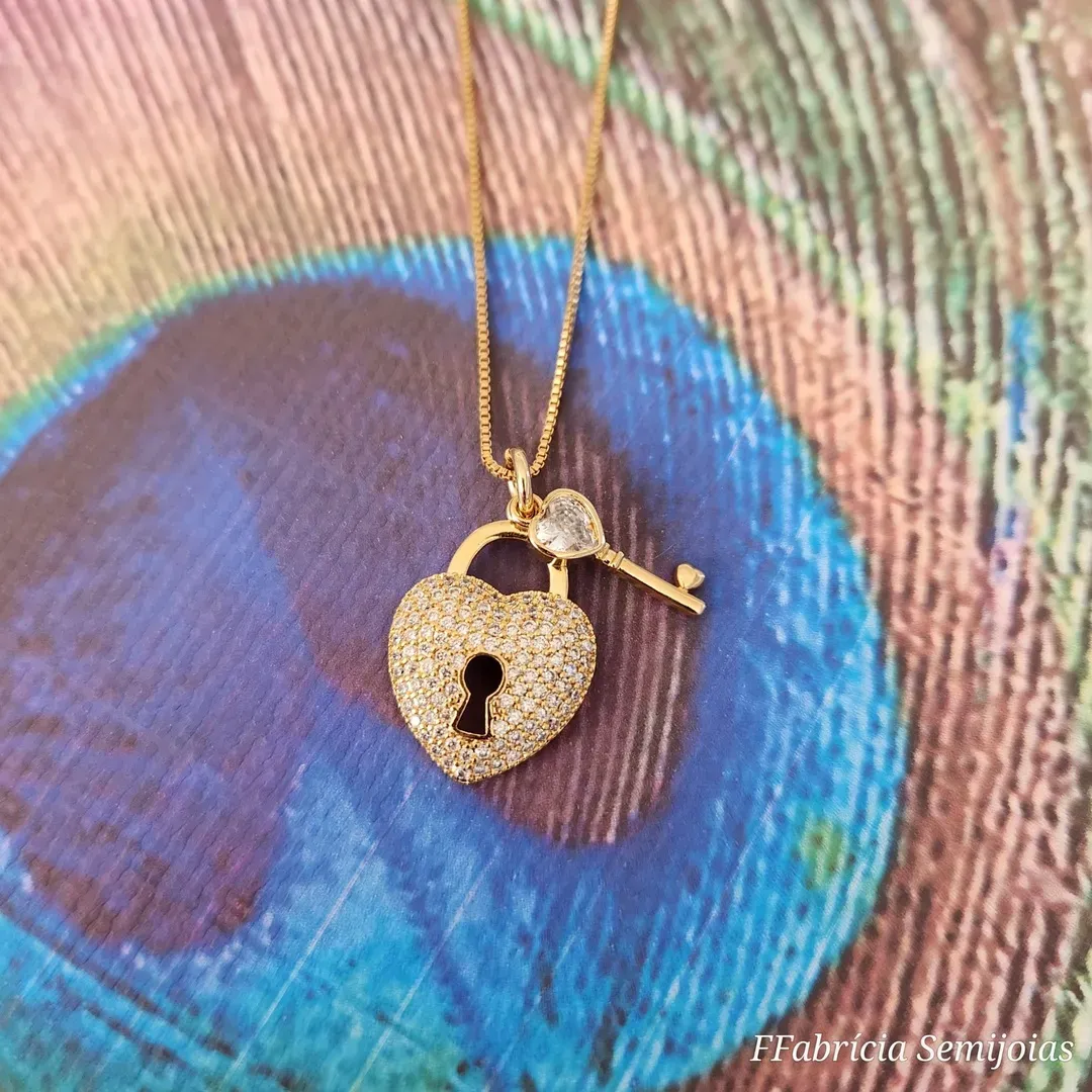 COLAR DOURADO CORAÇÃO E CHAVE CRAVEJADO EM MICROZIRCÔNIAS CRISTAL