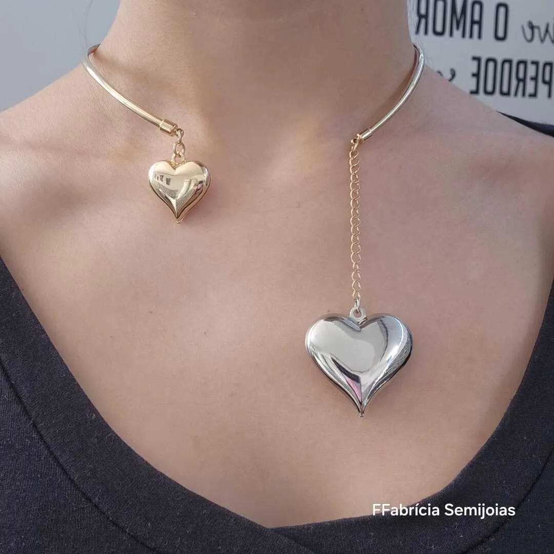 COLAR GARGANTILHA ARO TUBO 3MM COM DOIS PINGENTES  DE CORAÇÃO DOURADO E PRATA