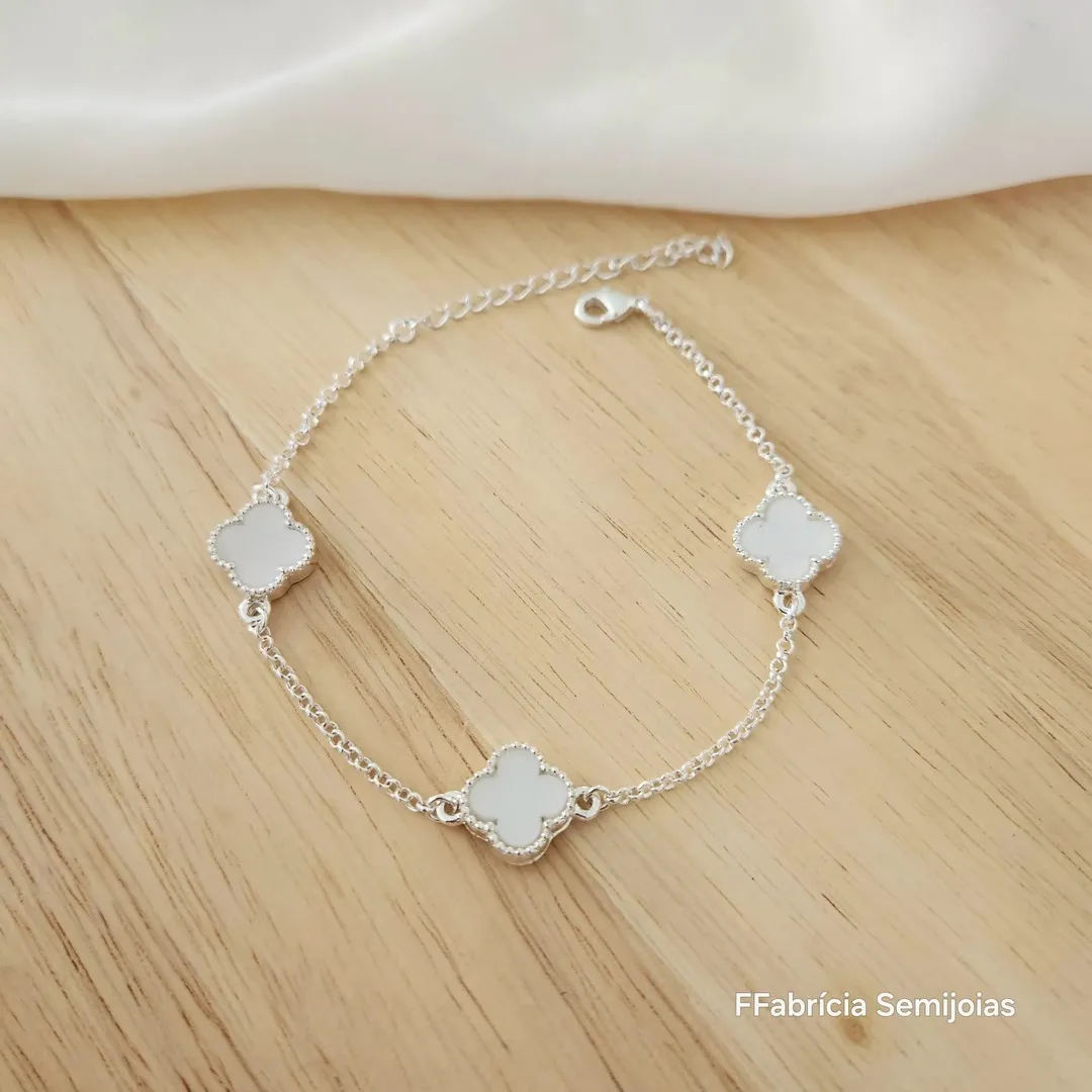 PULSEIRA COM 3 PINGENTES TREVO DE QUATRO FOLHAS PÉROLA RESINA INSPIRAÇÃO ALHAMBRA DE VAN CLEEF