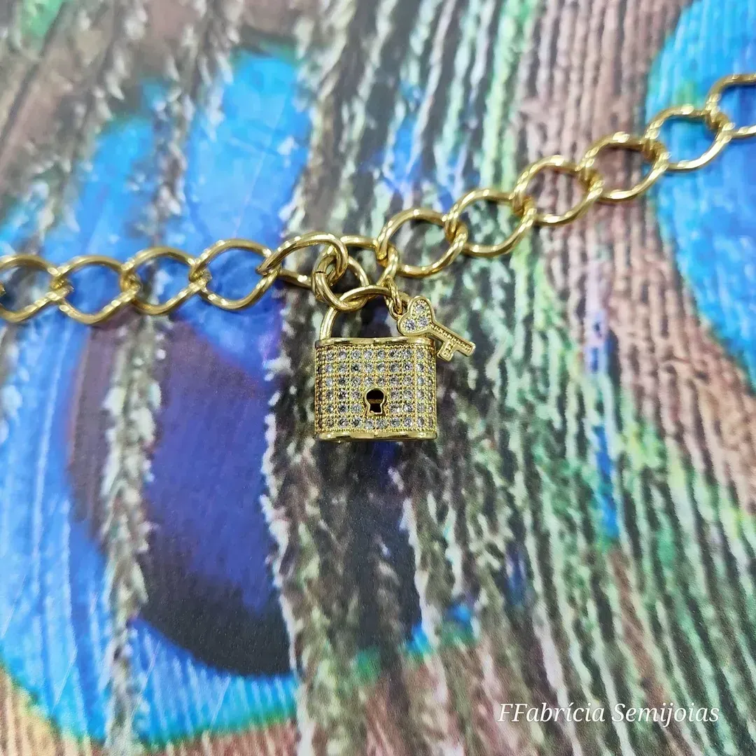 PULSEIRA DOURADA CADEADO COM CHAVE CRAVEJADO EM MICROZIRCÔNIAS CRISTAL