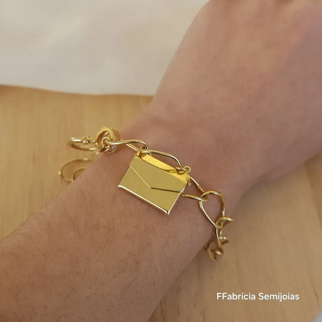 PULSEIRA DOURADA PINGENTE ENVELOPE RELICÁRIO FECHO MOSQUETÃO DETALHE CRAVEJADO COM MICROZIRCÔNIAS CRISTAL AMO SUA VIDA