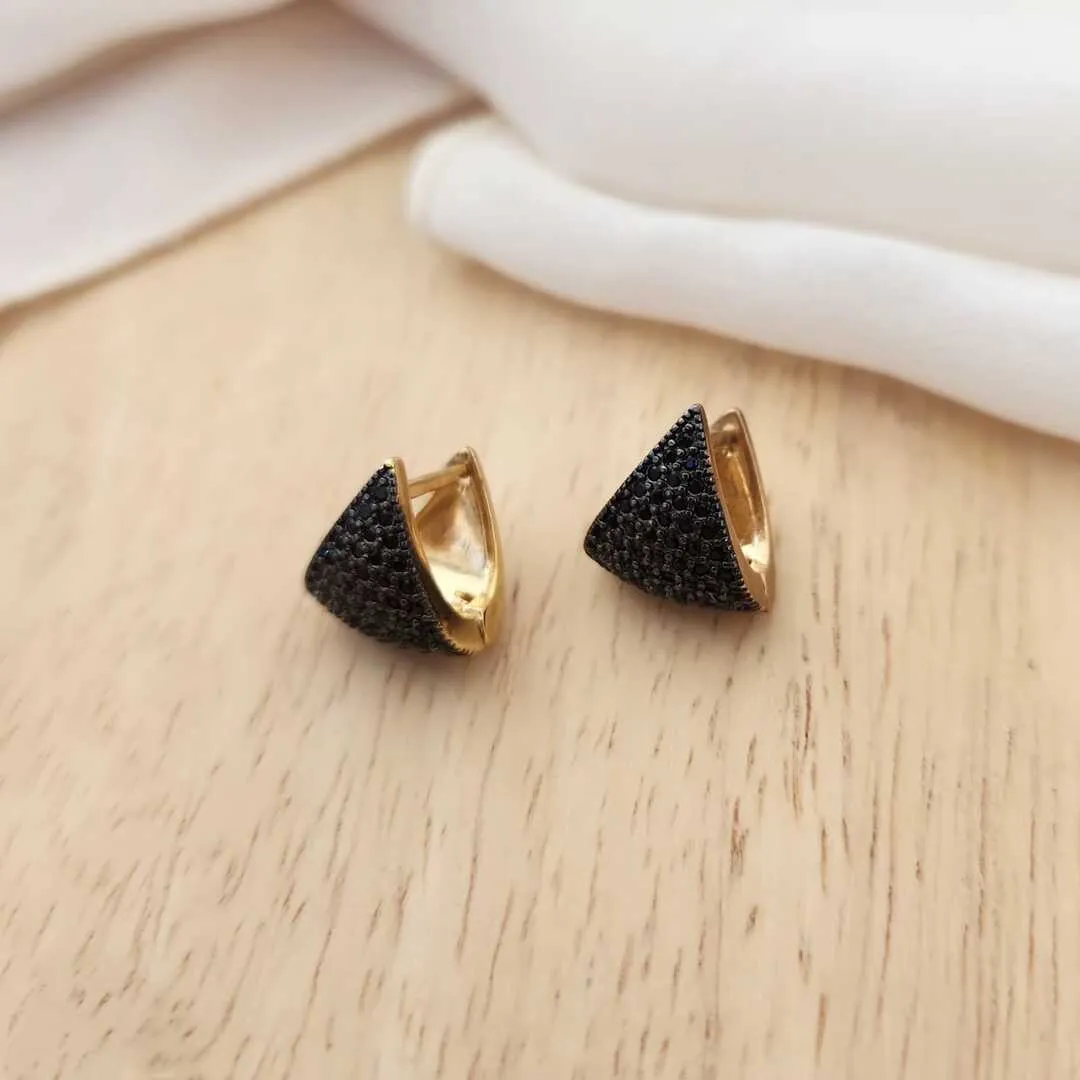 ARGOLINHA TRIANGULAR DOURADA CRAVEJADA ZIRCÔNIAS NEGRAS M