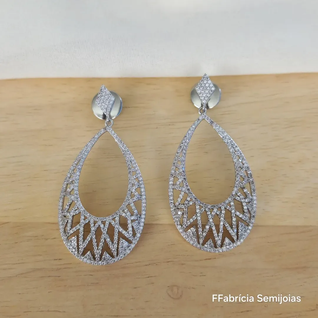 BRINCO FESTA RÓDIO BRANCO CRAVEJADO MICROZIRCÔNIAS CRISTAL