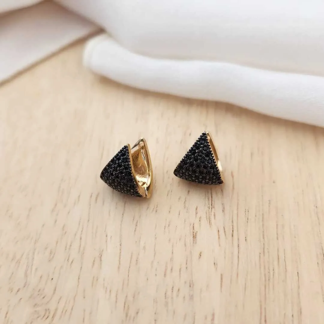 ARGOLINHA TRIANGULAR DOURADA CRAVEJADA ZIRCÔNIAS NEGRAS PP