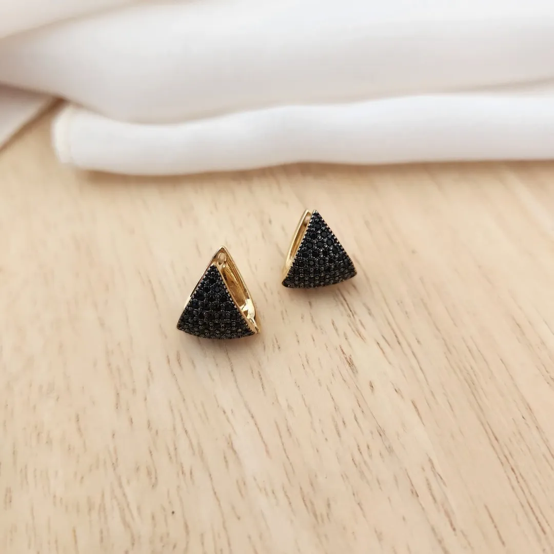 ARGOLINHA TRIANGULAR DOURADA CRAVEJADA ZIRCÔNIAS NEGRAS PP
