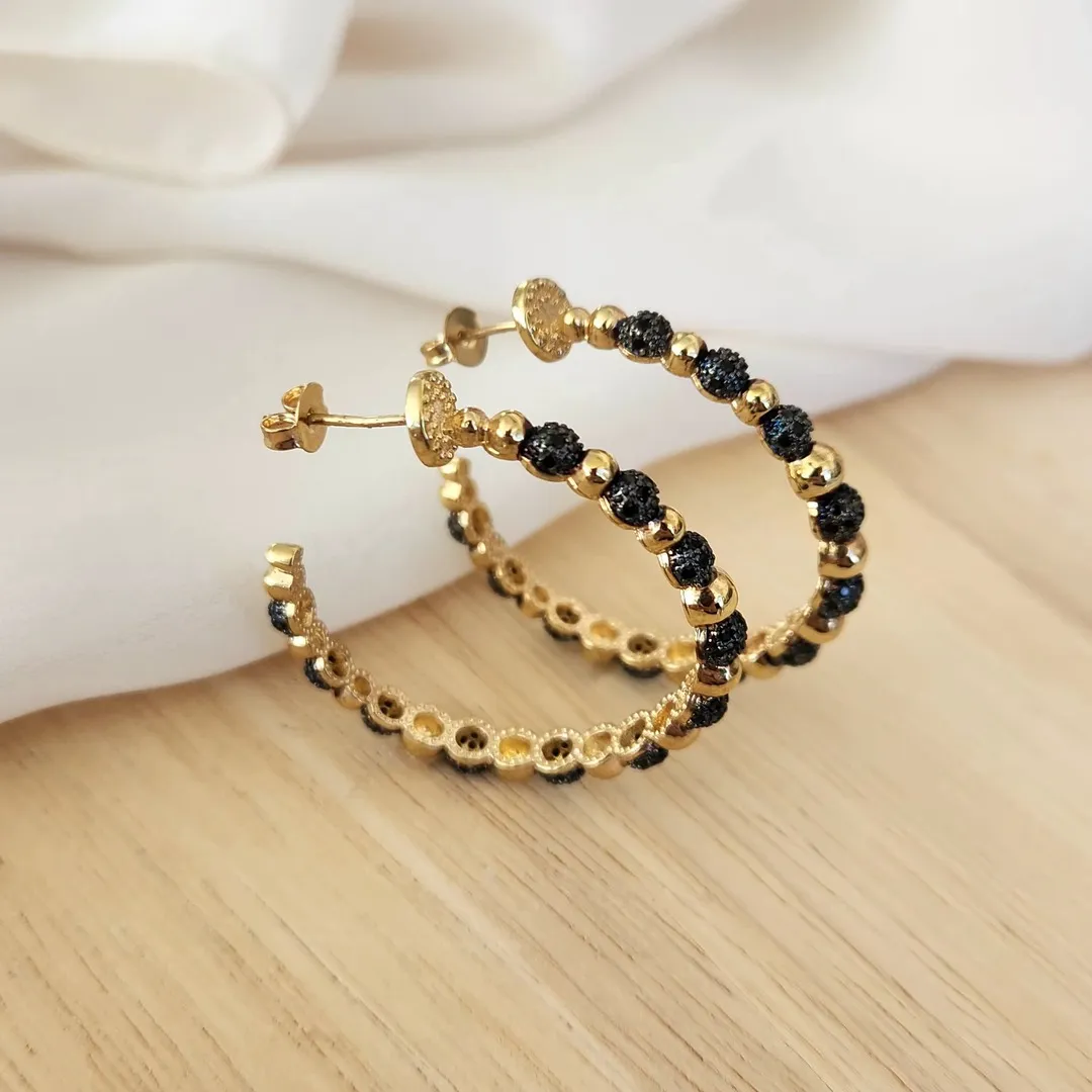 ARGOLA BOLINHAS DOURADA E ZIRCÔNIAS NEGRAS