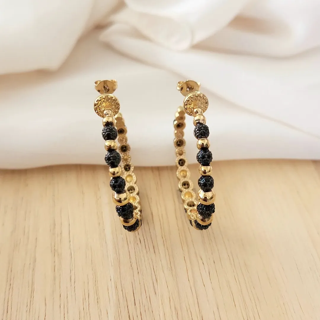 ARGOLA BOLINHAS DOURADA E ZIRCÔNIAS NEGRAS