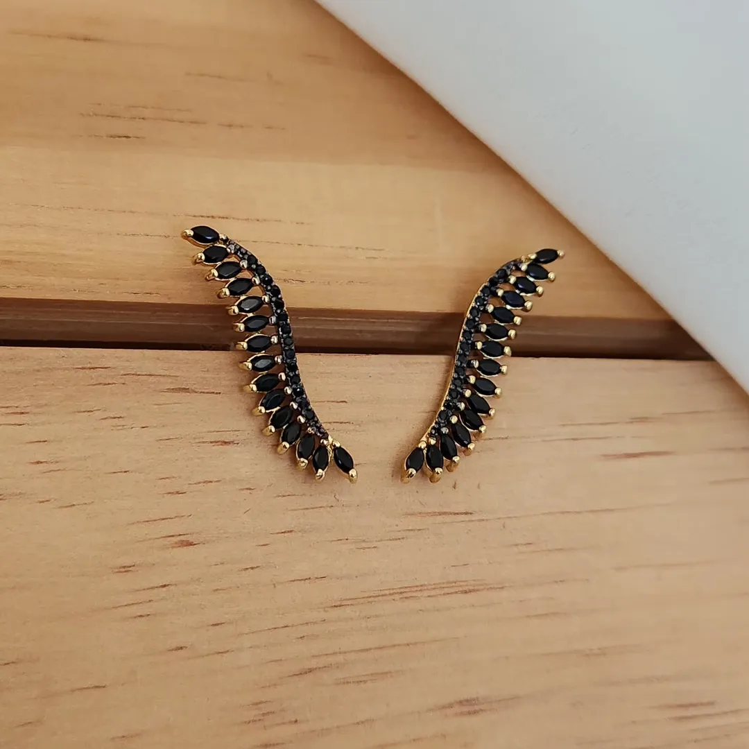 EAR CUFF DOURADO ZIRCÔNIAS NEGRAS