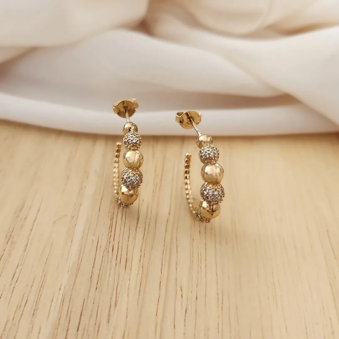 ARGOLINHA BOLINHAS DOURADA E ZIRCÔNIAS CRISTAL