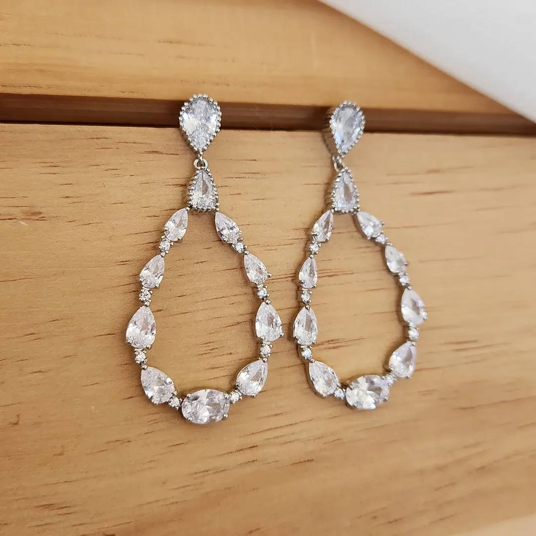 BRINCO FESTA RÓDIO BRANCO GOTA ZIRCÔNIAS CRISTAL