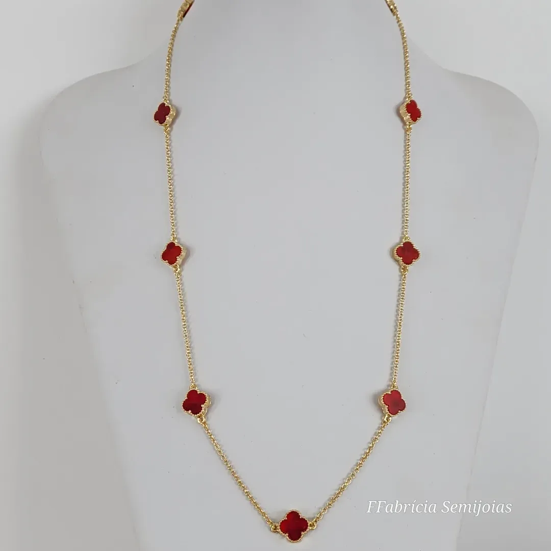 COLAR COM 9 PINGENTES TREVO DE QUATRO FOLHAS VERMELHO BANHO OURO 70CM