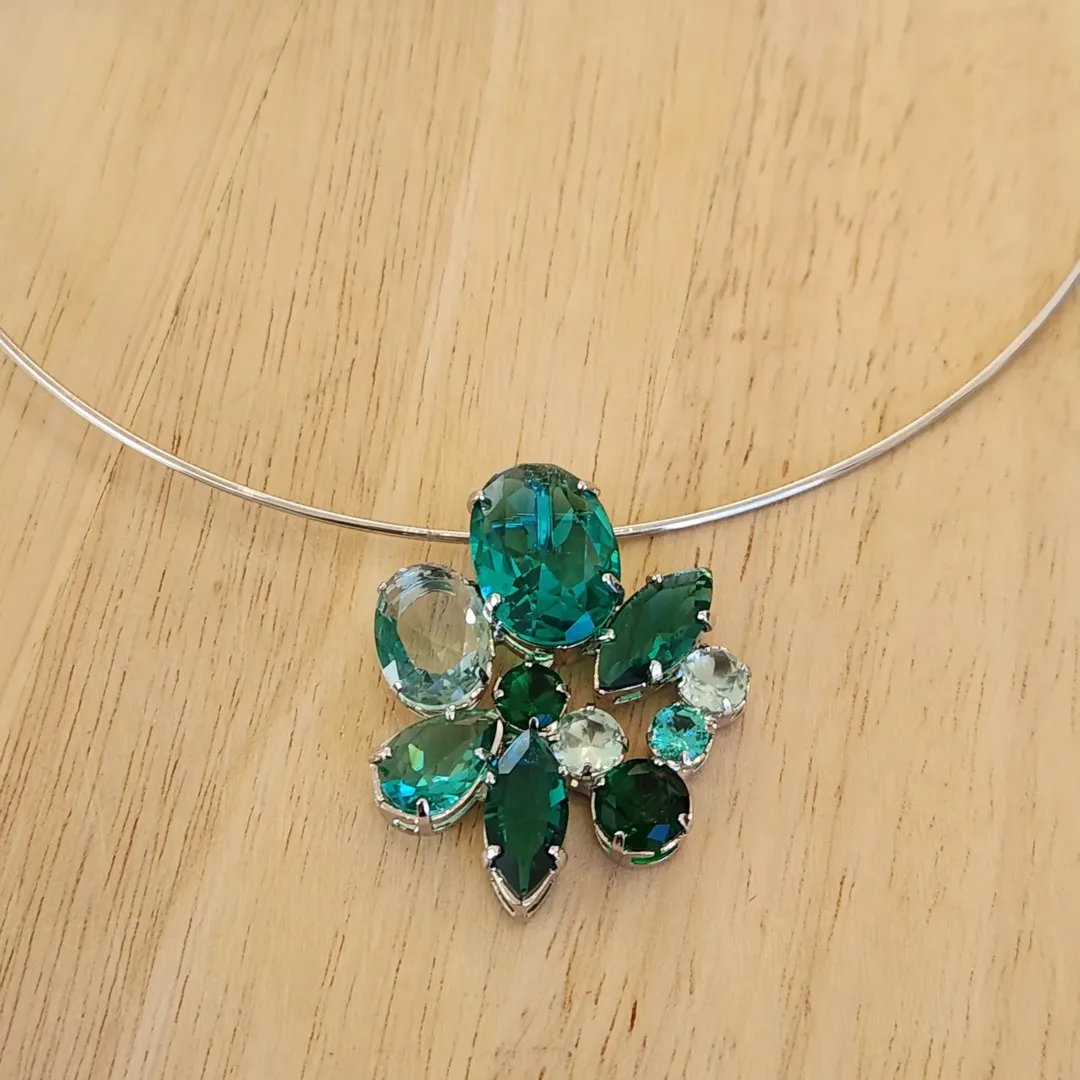 COLAR CHOKER LUXO PEDRAS VERDES TONS VARIADOS
