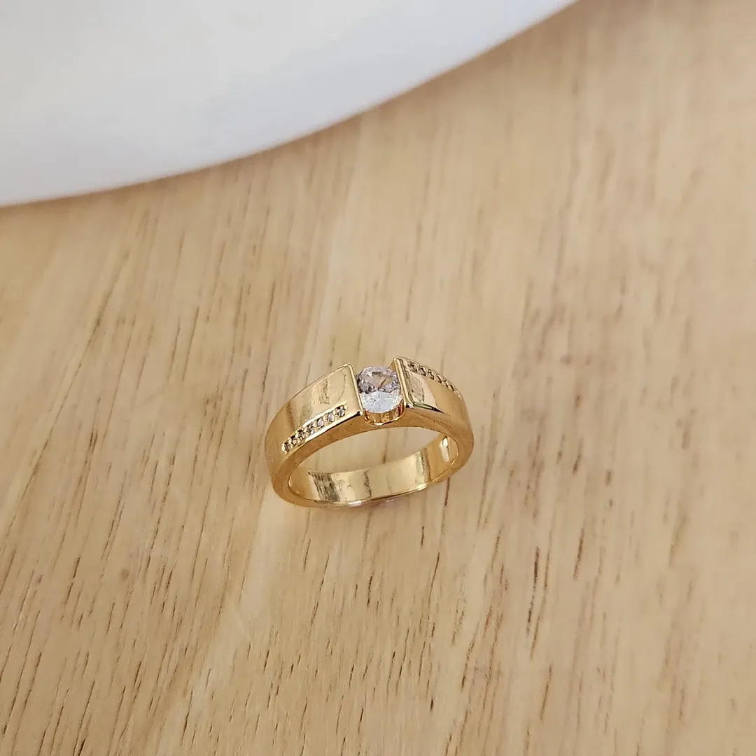 ANEL SOLITÁRIO CRAVEJADO EM MICROZIRCÔNIAS CRISTAL