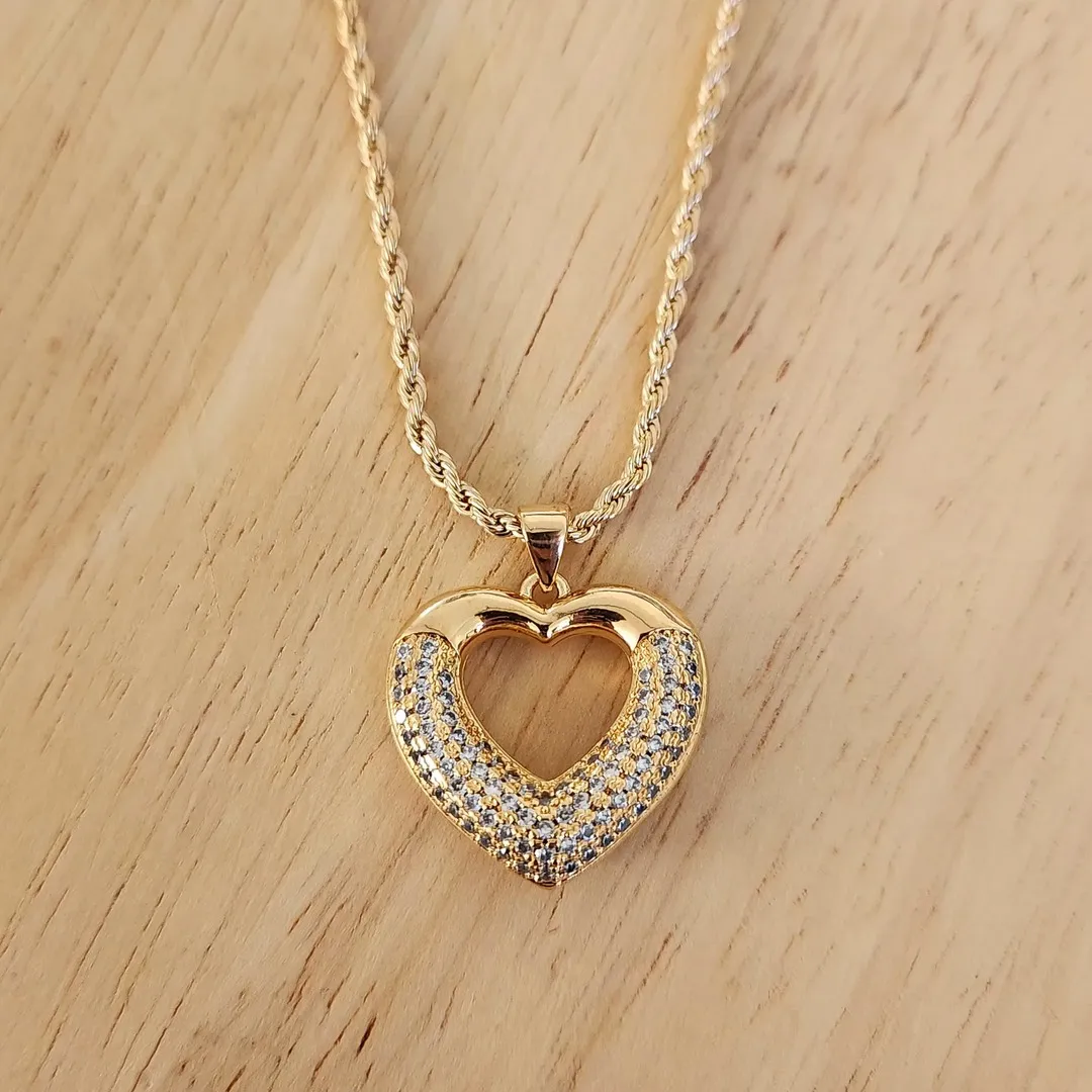COLAR CHOKER CORRENTE BAIANA 30+10CM COM PINGENTE CORAÇÃO CRAVEJADO EM MICROZIRCÔNIAS CRISTAL