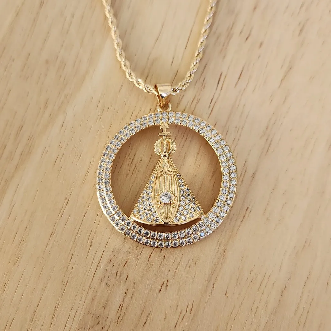 COLAR CHOKER CORRENTE BAIANA 30+10CM COM PINGENTE NOSSA SENHORA APARECIDA CRAVEJADO EM MICROZIRCÔNIAS CRISTAL
