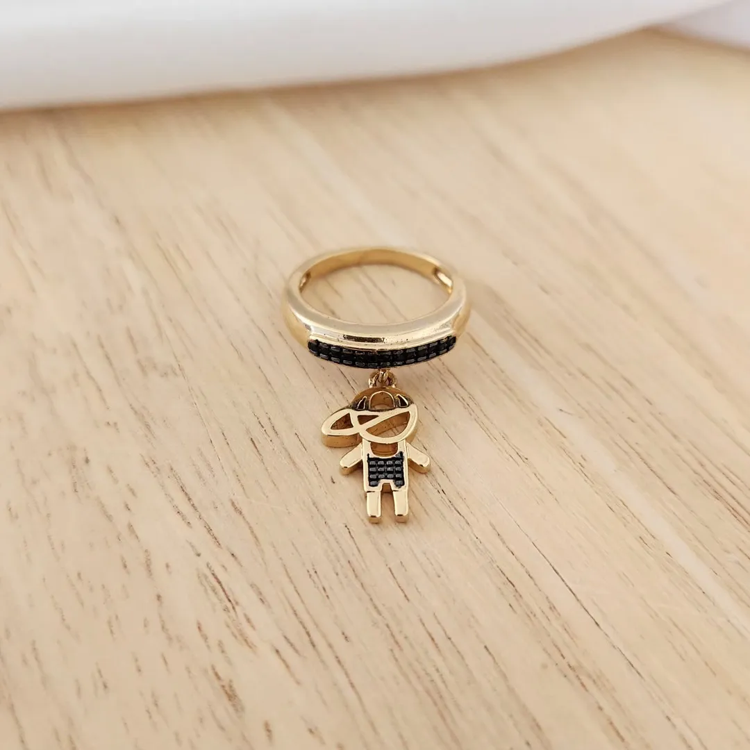 ANEL DOURADO PINGENTE MENINO CRAVEJADO MICROZIRCÔNIAS NEGRAS
