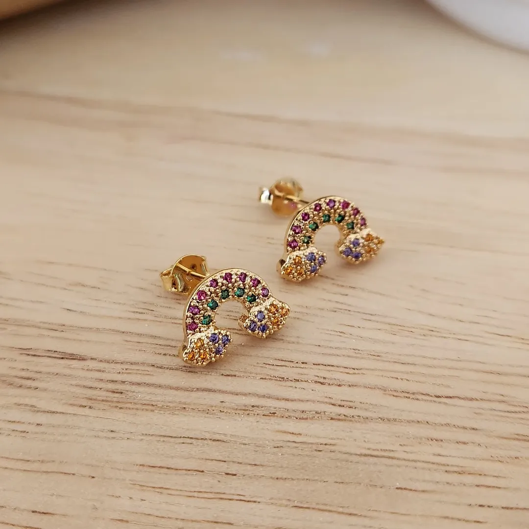 BRINCO ARCO ÍRIS CRAVEJADO EM MICROZICÔNIAS COLORIDAS