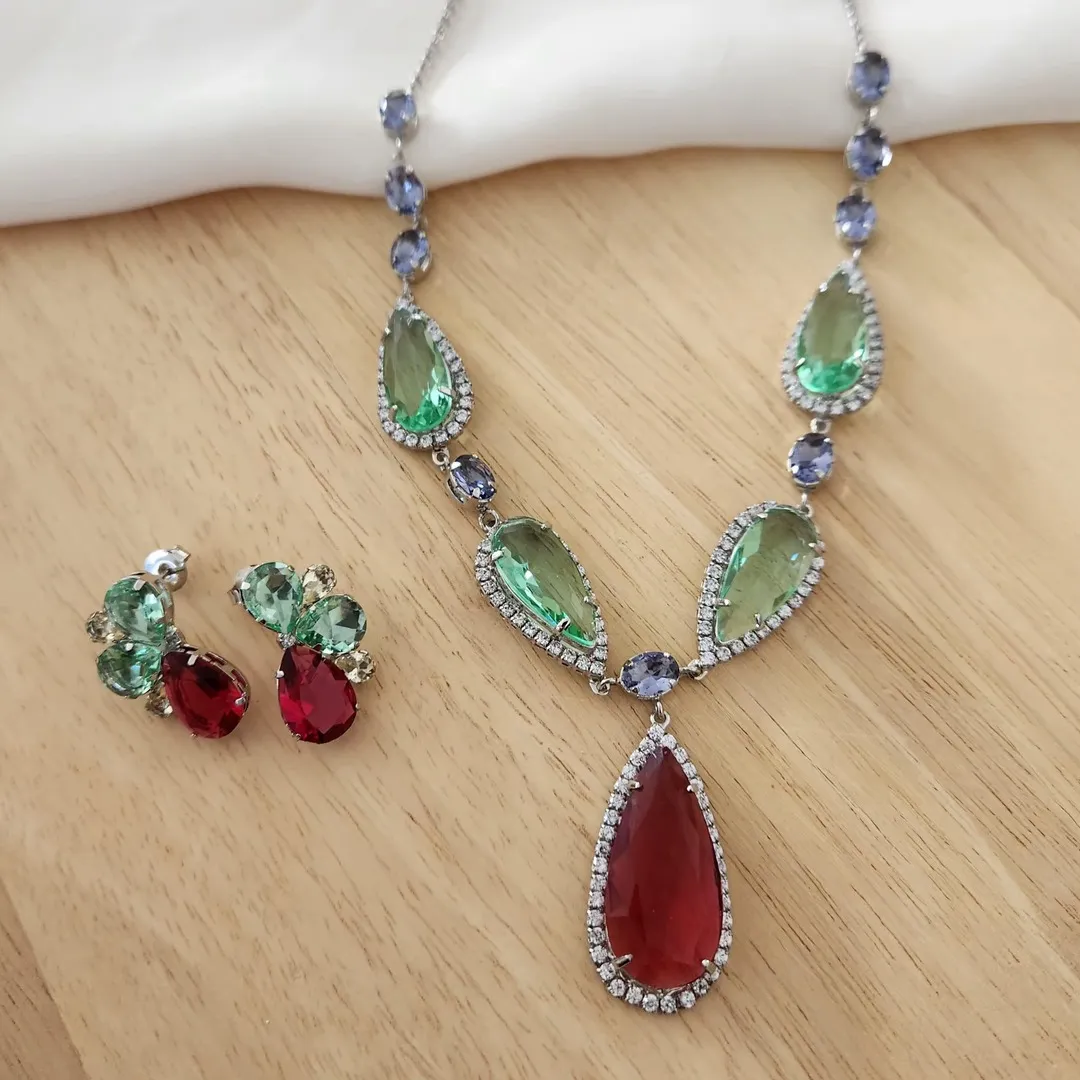 CONJUNTO BRINCOS E COLAR LUXO PEDRAS FORMAS TONS DE VERDE E RUBI