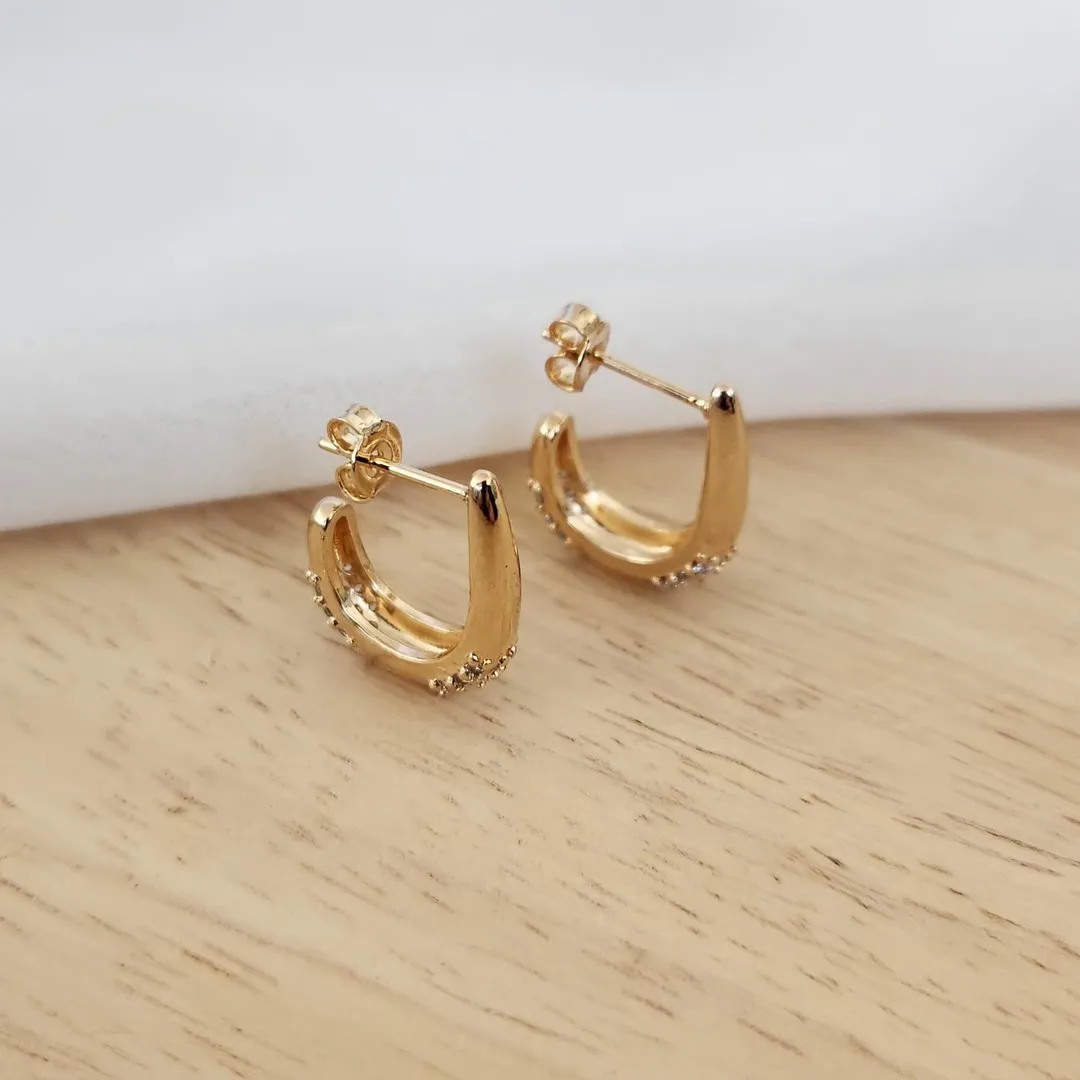 BRINCO MEIA ARGOLA CRAVEJADA EM MICROZIRCÔNIA CRISTAL