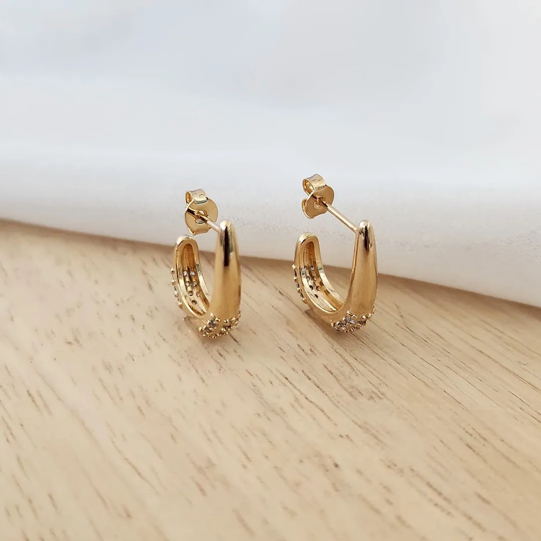 BRINCO MEIA ARGOLA CRAVEJADA EM MICROZIRCÔNIA CRISTAL