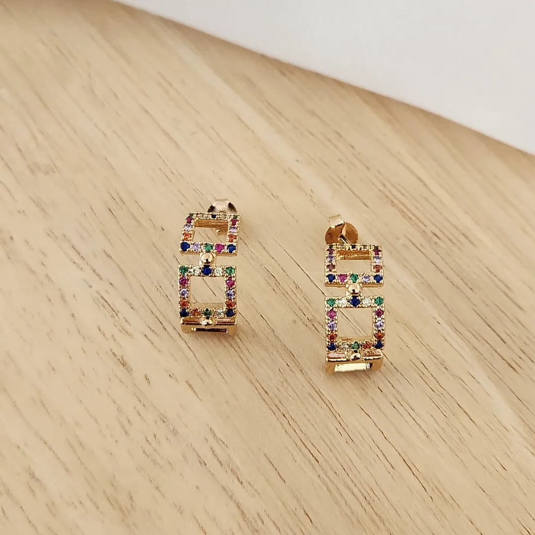 BRINCO MEIA ARGOLA QUADRADOS CRAVEJADA EM MICROZIRCÔNIAS COLORIDAS