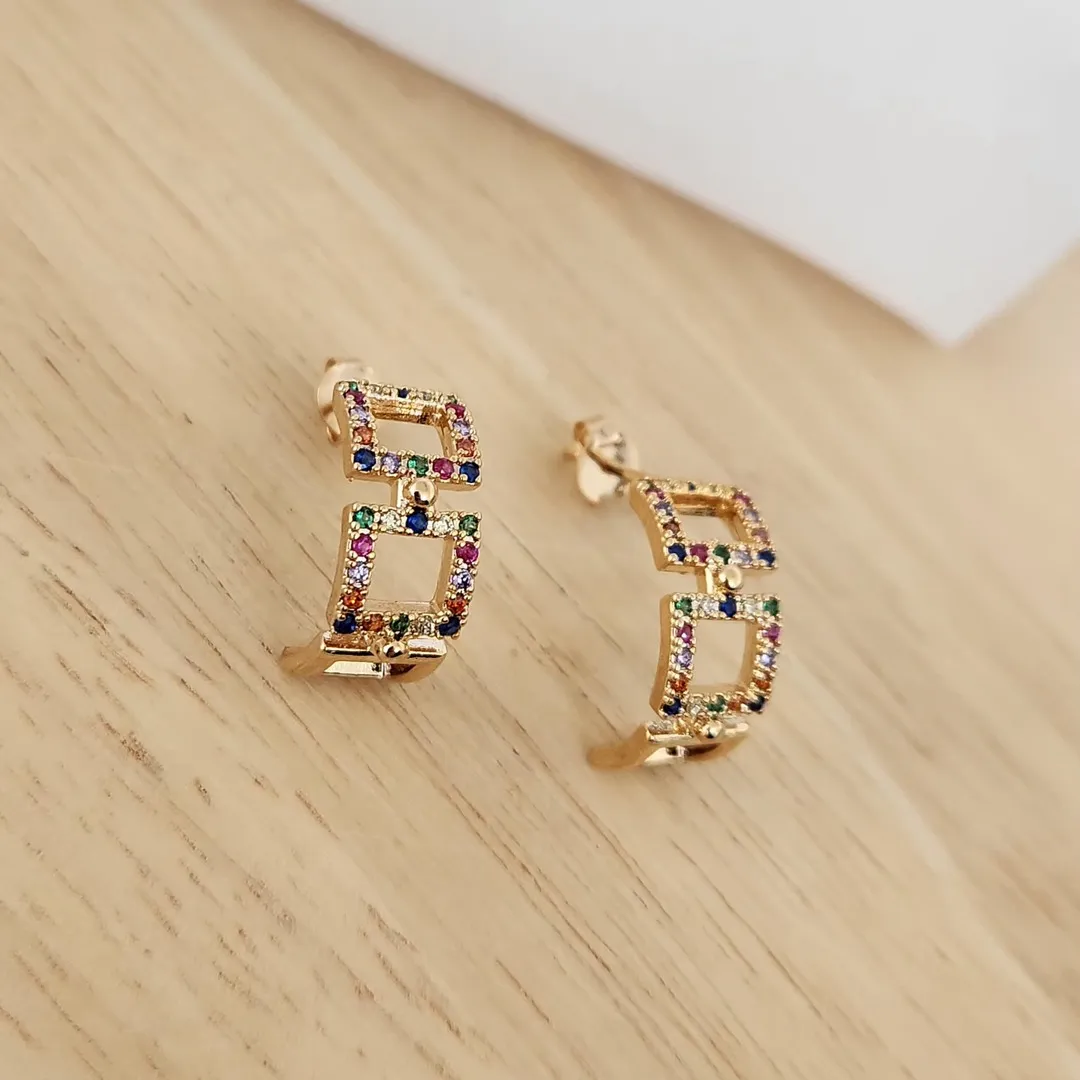 BRINCO MEIA ARGOLA QUADRADOS CRAVEJADA EM MICROZIRCÔNIAS COLORIDAS