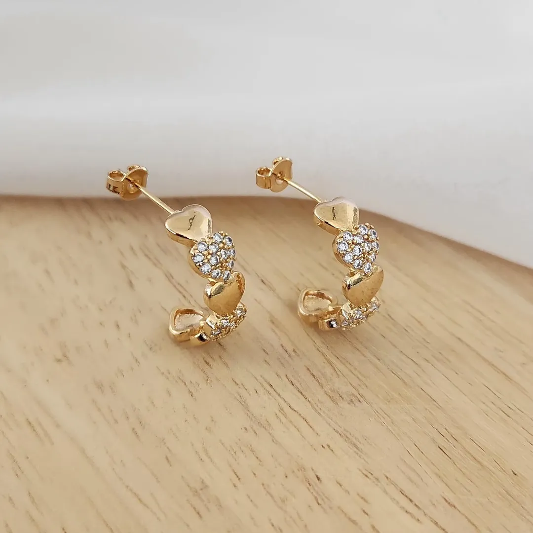 BRINCO MEIA ARGOLA CORÇÕES CRAVEJADA EM MICROZIRCÔNIAS CRISTAL