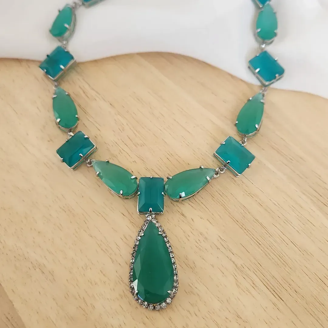 COLAR LUXO PEDRAS FORMAS TONS DE VERDE