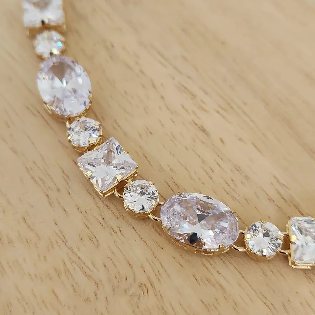 COLAR CHOKER LUXO PEDRAS FORMAS CRISTAL