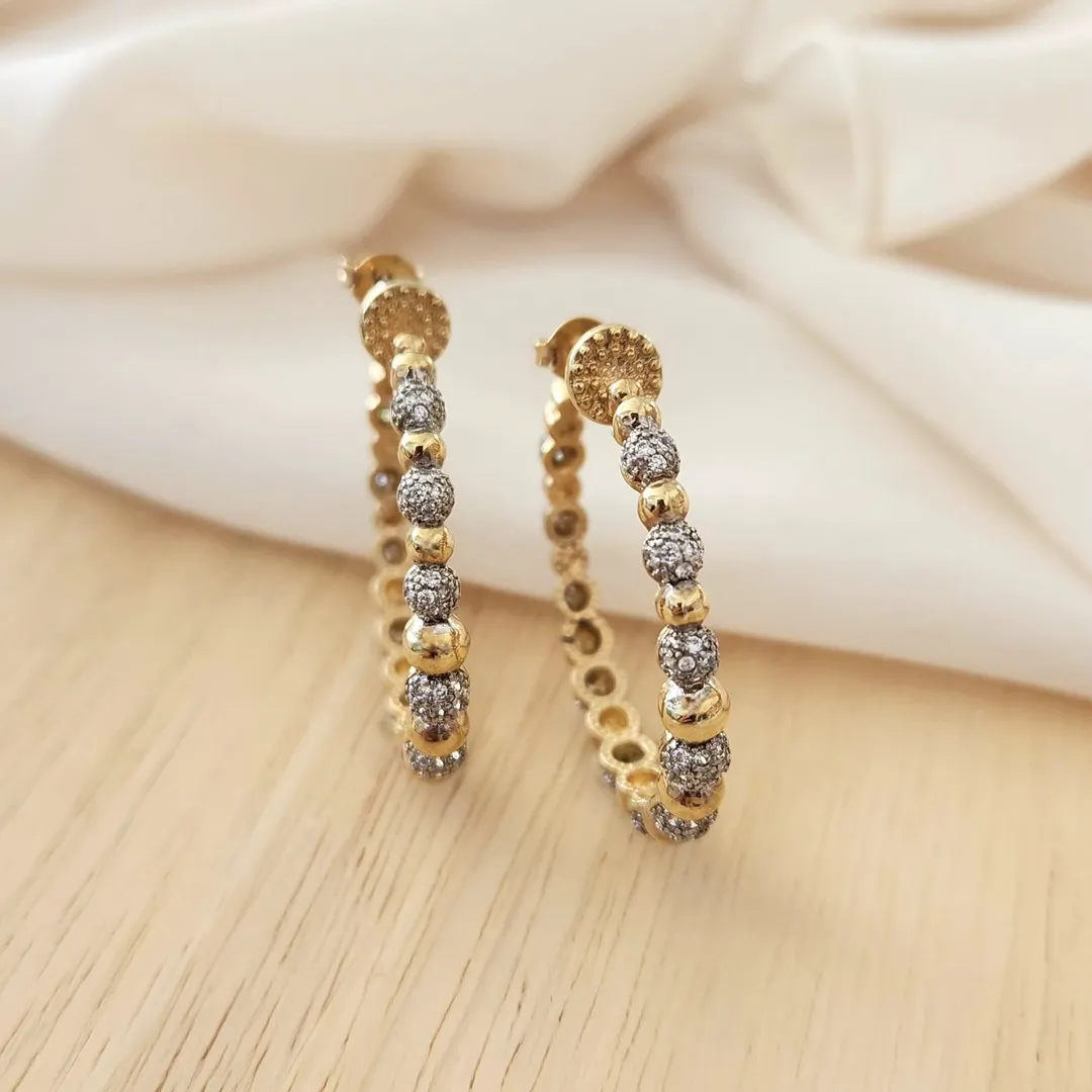 ARGOLA BOLINHAS DOURADA E ZIRCÔNIAS CRISTAL