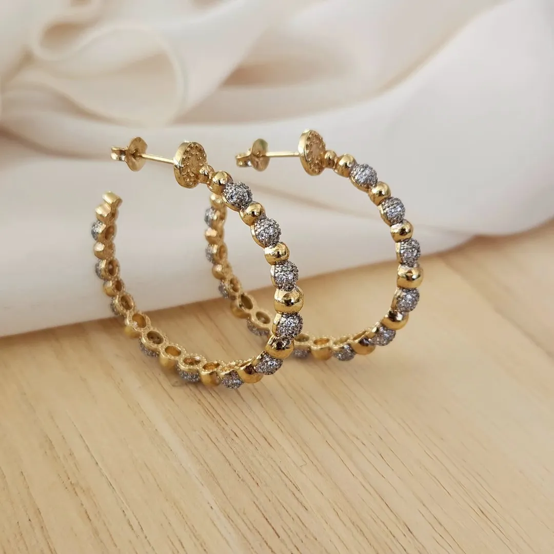 ARGOLA BOLINHAS DOURADA E ZIRCÔNIAS CRISTAL
