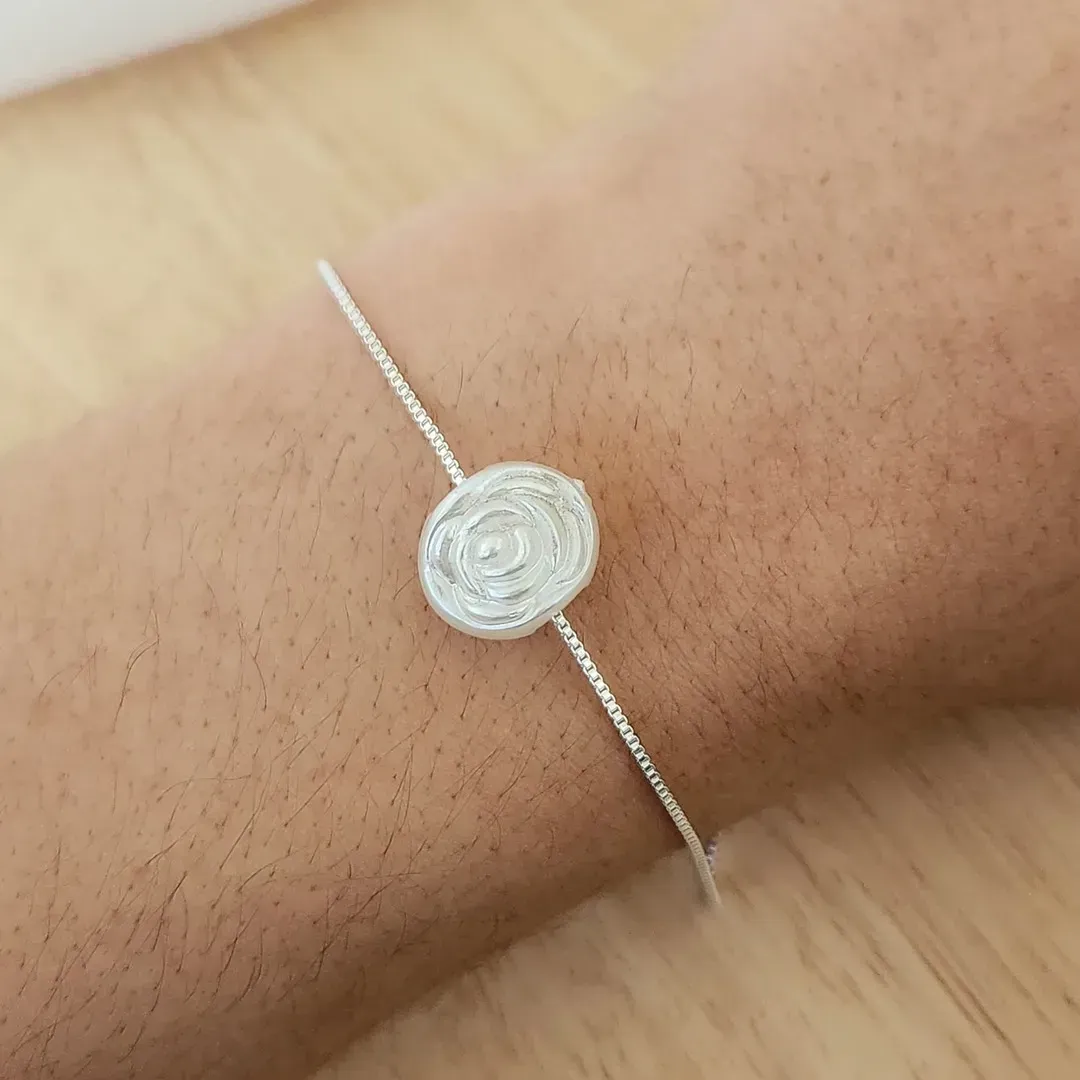 PULSEIRA VENEZIANA PINGENTE FORMATO ROSA MADREPÉROLA SINTÉTICA