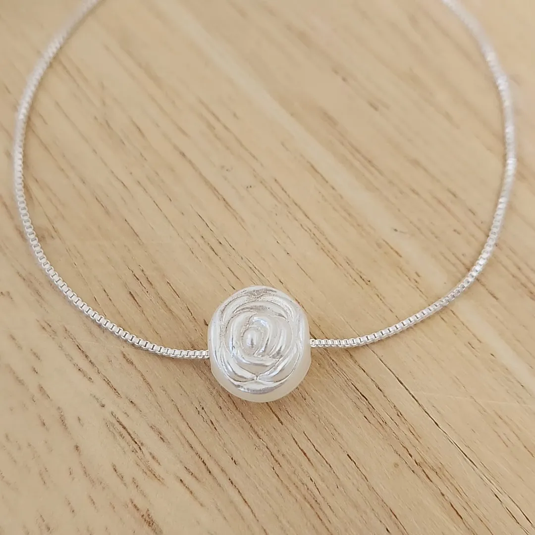 PULSEIRA VENEZIANA PINGENTE FORMATO ROSA MADREPÉROLA SINTÉTICA