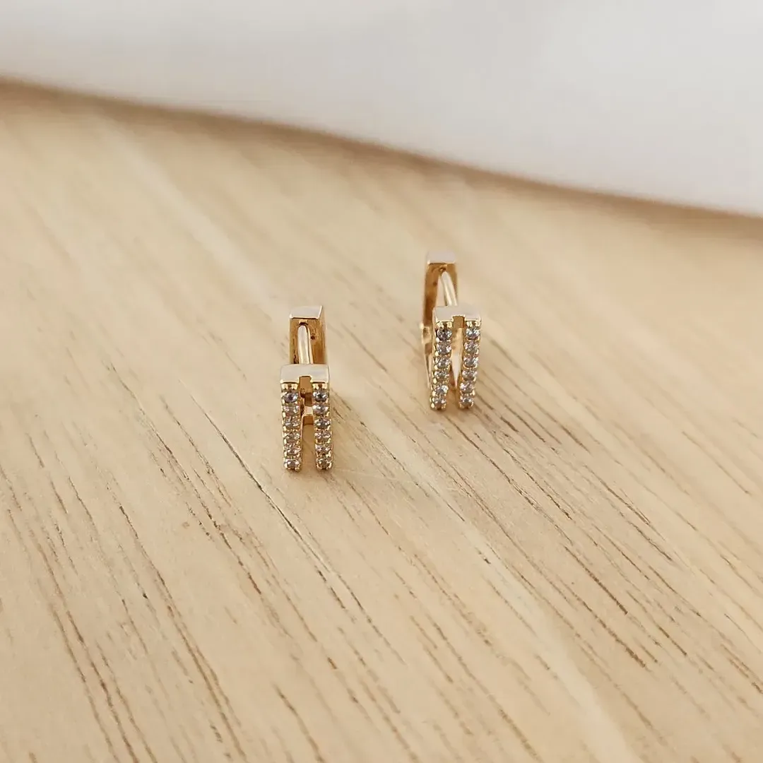 BRINCO ARGOLINHA QUADRADA DOIS FIOS PP CRVEJADO EM MICROZIRCÔNIAS CRISTAL