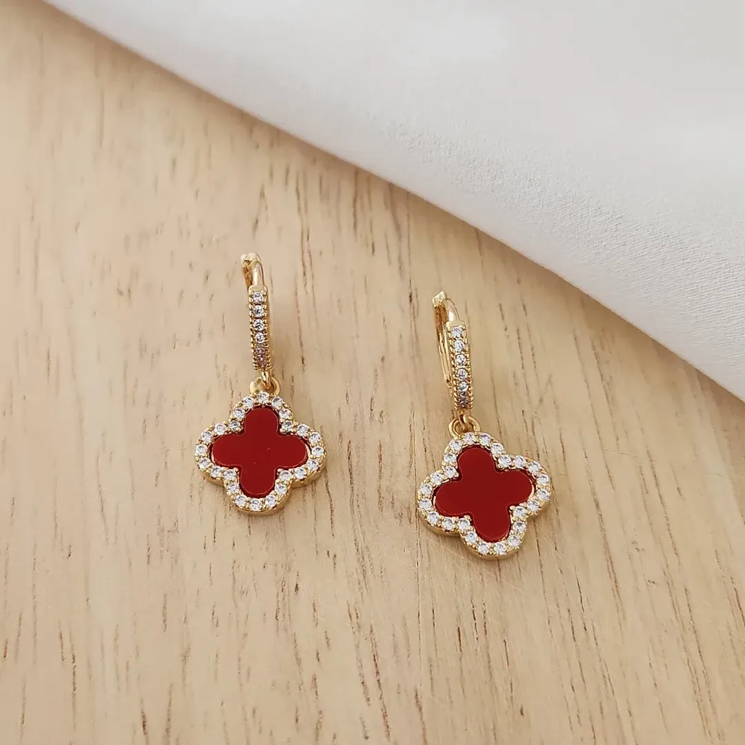 BRINCOS ARGOLINHA GANCHO  TREVO DE QUATRO FOLHAS CRAVEJADO BANHO OURO VERMELHO