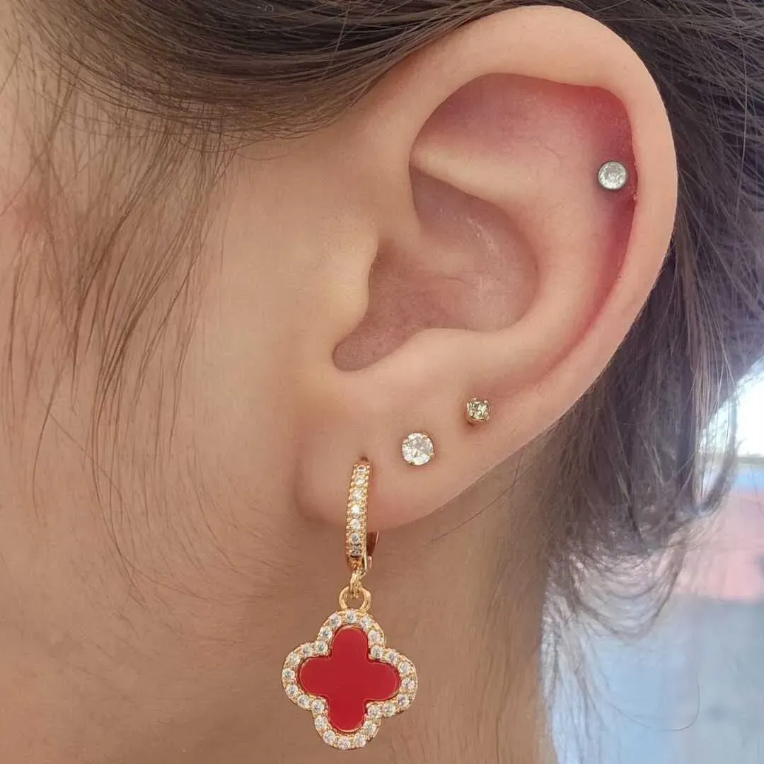 BRINCOS ARGOLINHA GANCHO  TREVO DE QUATRO FOLHAS CRAVEJADO BANHO OURO VERMELHO