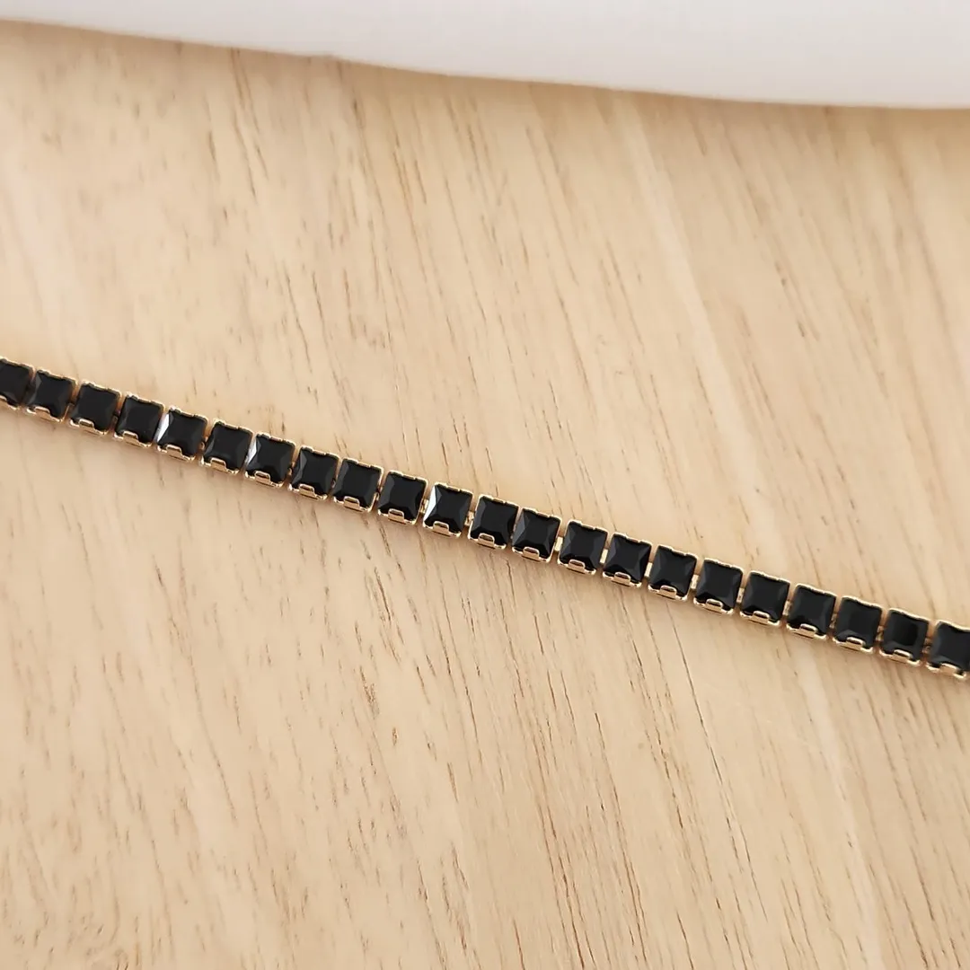 PULSEIRA DOURADA NAVETES QUADRADAS PRETA