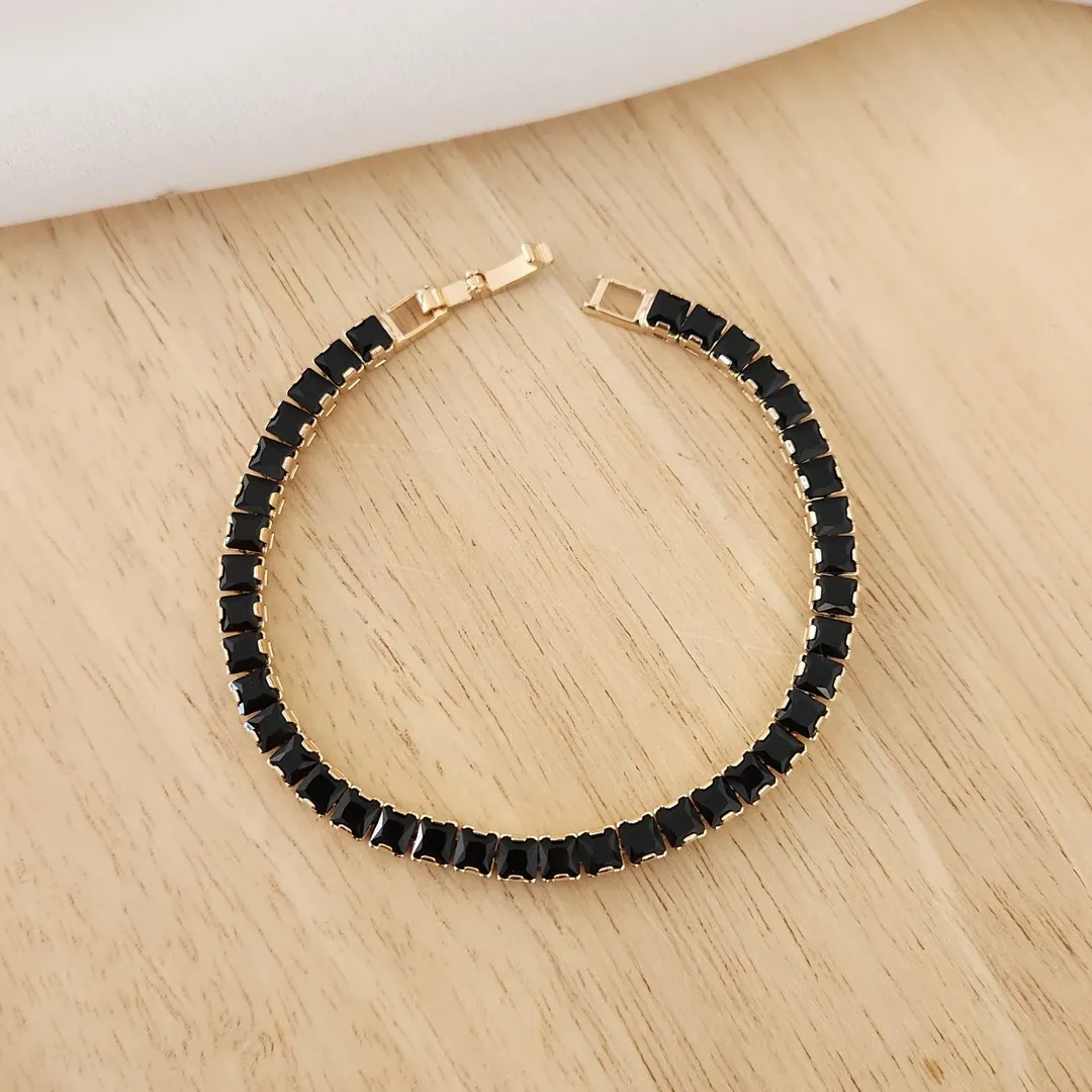 PULSEIRA DOURADA NAVETES QUADRADAS PRETA